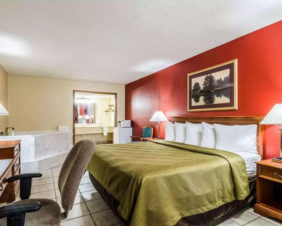 Surestay Hotel Salina Esterno foto