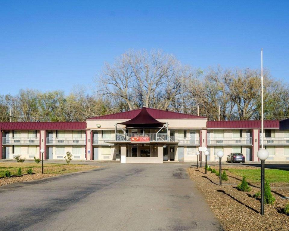 Surestay Hotel Salina Esterno foto