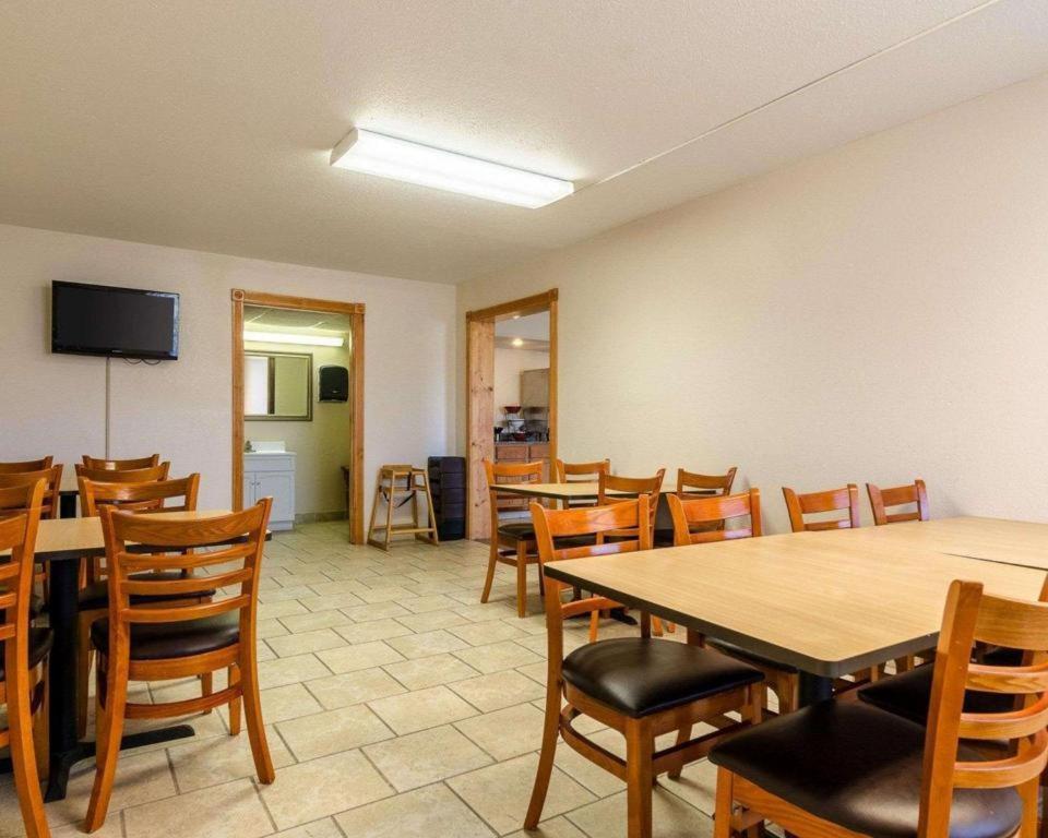 Surestay Hotel Salina Esterno foto