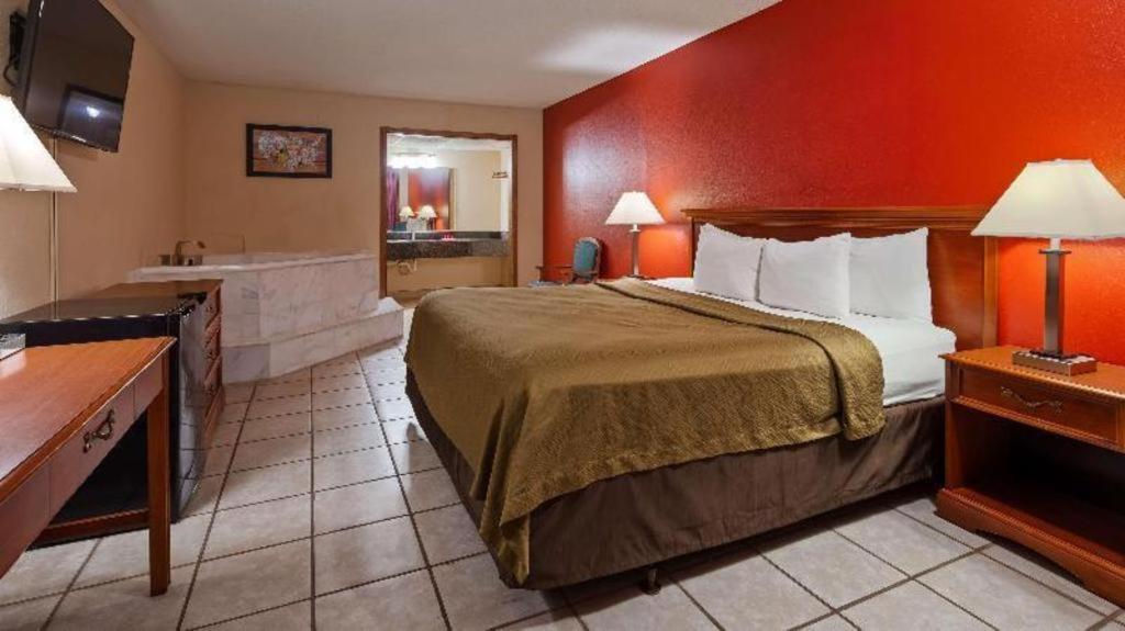 Surestay Hotel Salina Esterno foto