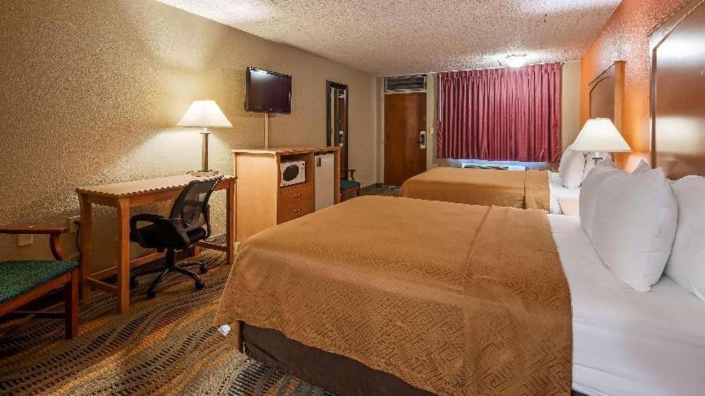 Surestay Hotel Salina Esterno foto
