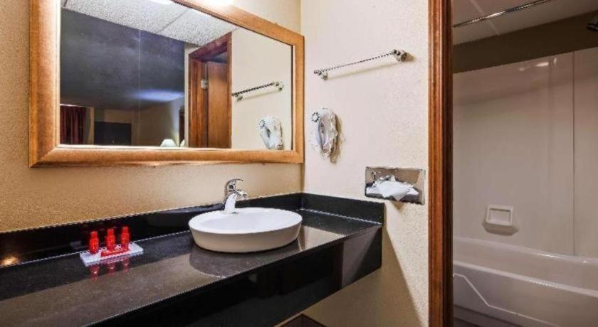 Surestay Hotel Salina Esterno foto
