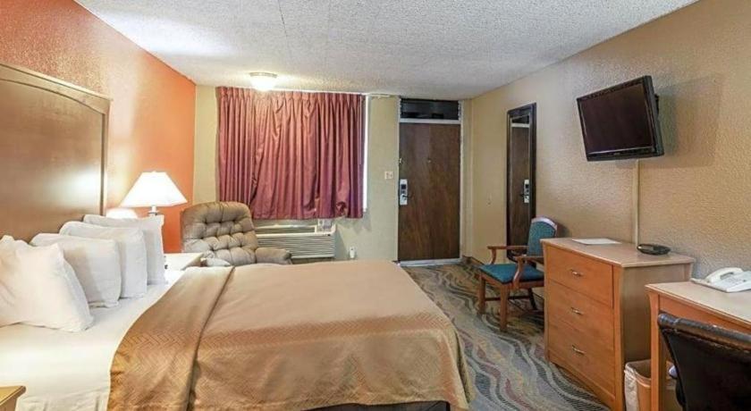 Surestay Hotel Salina Esterno foto