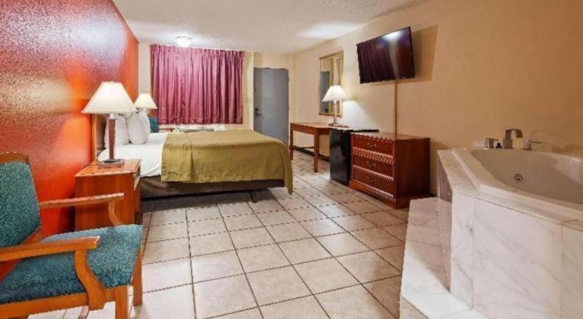 Surestay Hotel Salina Esterno foto