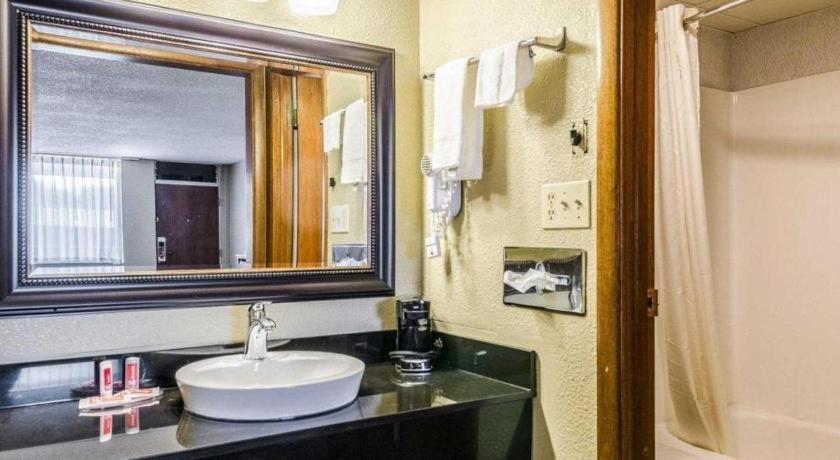 Surestay Hotel Salina Esterno foto