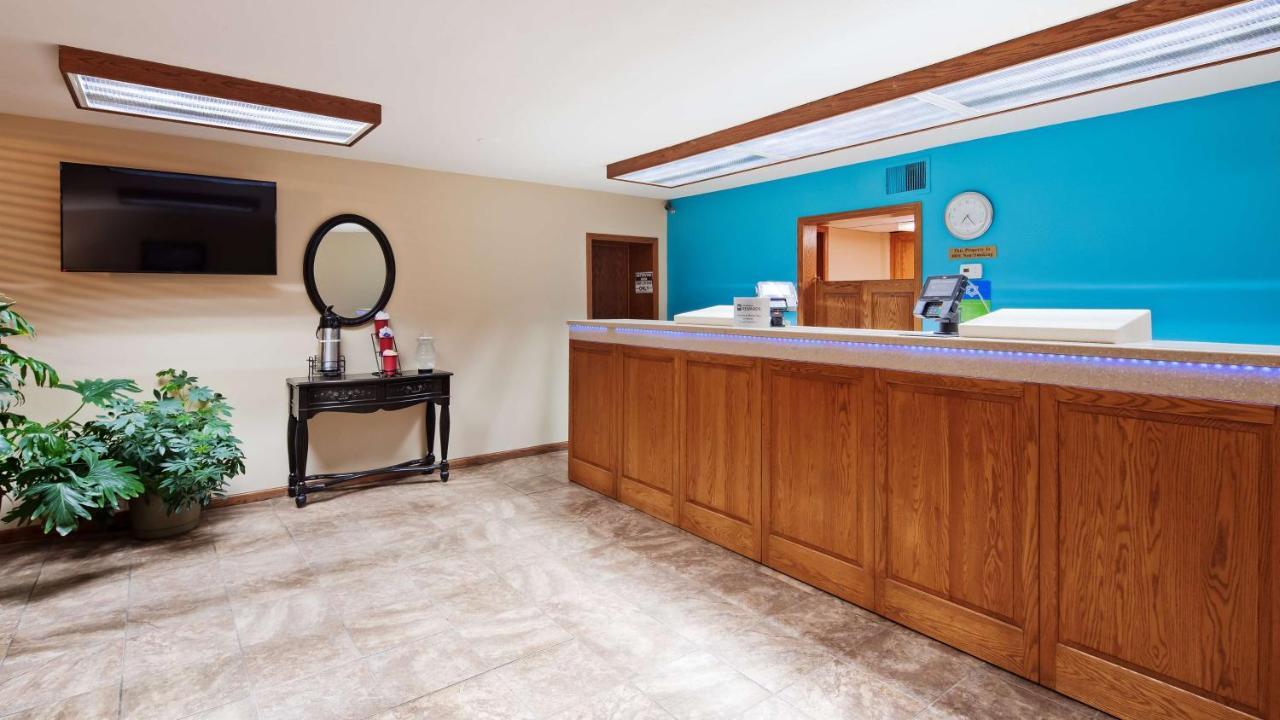 Surestay Hotel Salina Esterno foto